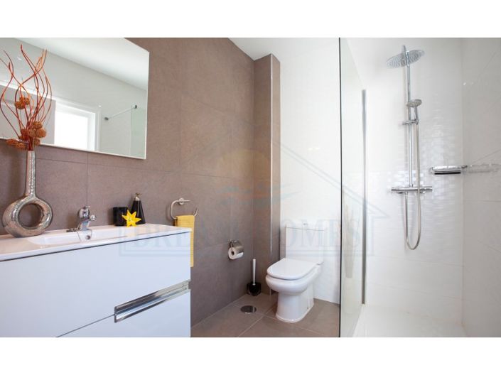 Image No.24-7 Bed House for sale