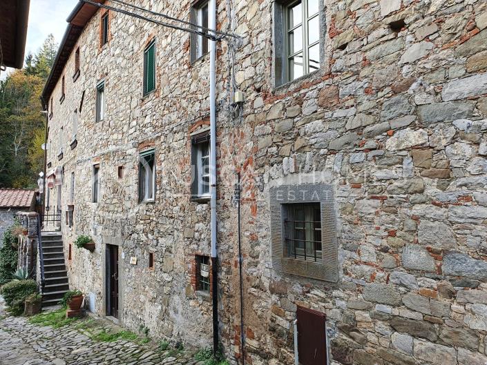 Image No.12-5 Bed Townhouse for sale