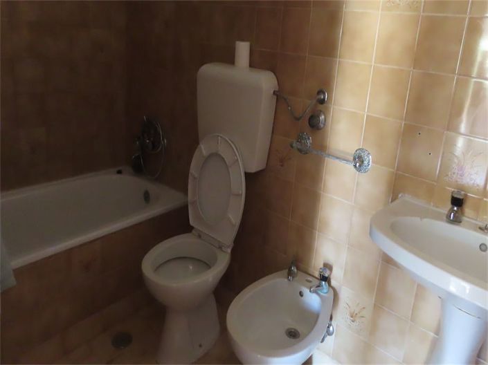 Image No.12-6 Bed Property for sale