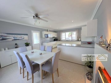 6f042cbf-8130-3393-884a-cc944563afa7