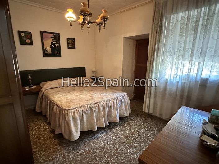 Image No.12-7 Bed Townhouse for sale