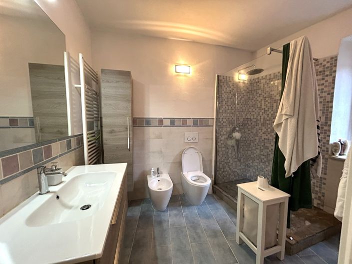 Image No.12-4 Bed Property for sale