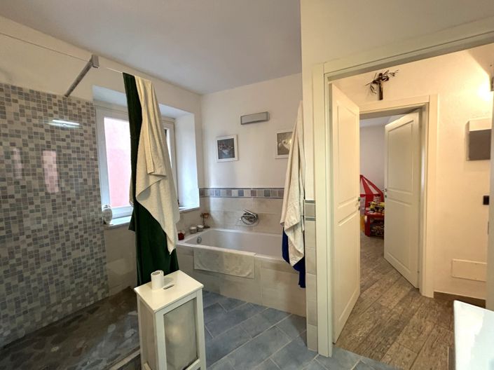 Image No.14-4 Bed Property for sale