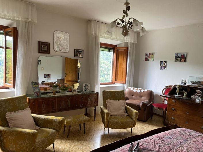 Image No.12-3 Bed Property for sale