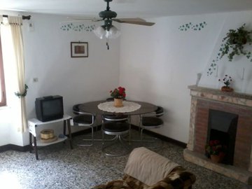 8livingroomwithfeaturefireplace