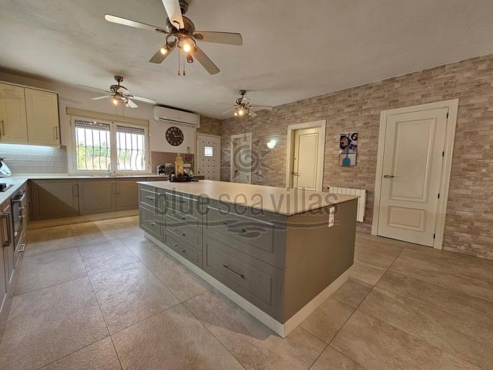 Image No.10-9 Bed Villa / Detached for sale