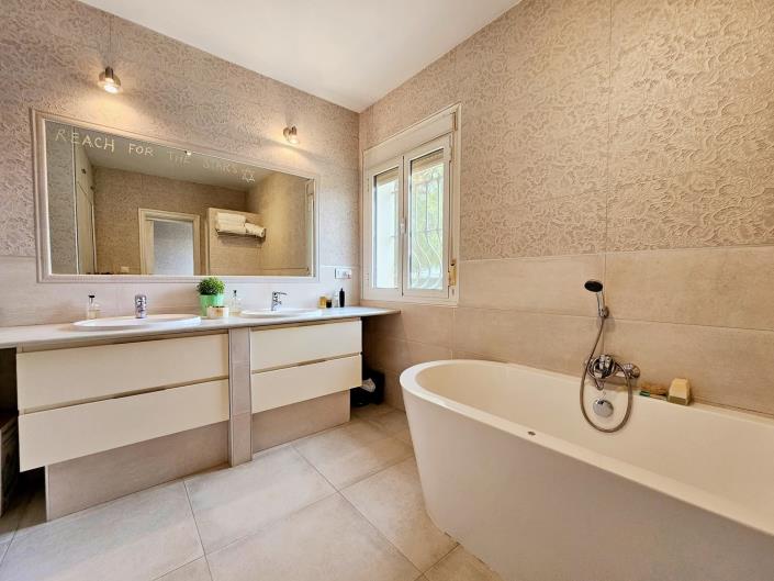 Image No.41-9 Bed Villa / Detached for sale