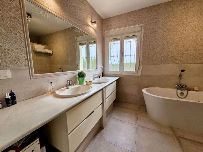 Image No.44-9 Bed Villa / Detached for sale