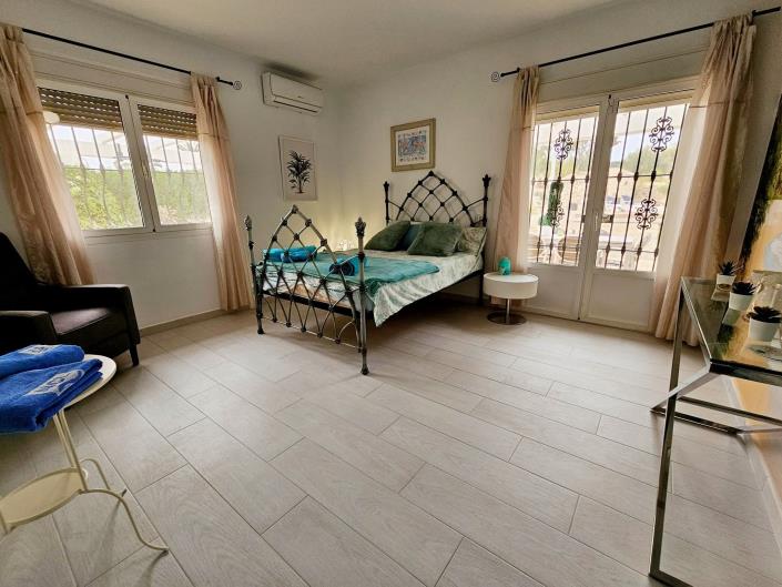 Image No.56-9 Bed Villa / Detached for sale