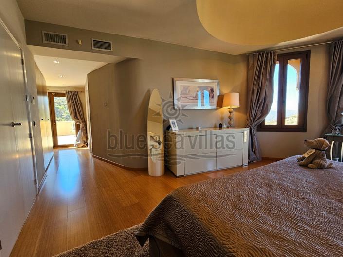 Image No.35-4 Bed Villa / Detached for sale