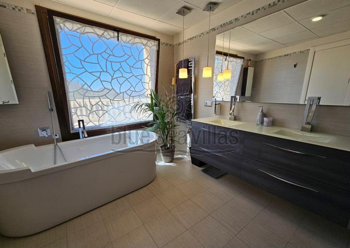 Image No.37-4 Bed Villa / Detached for sale