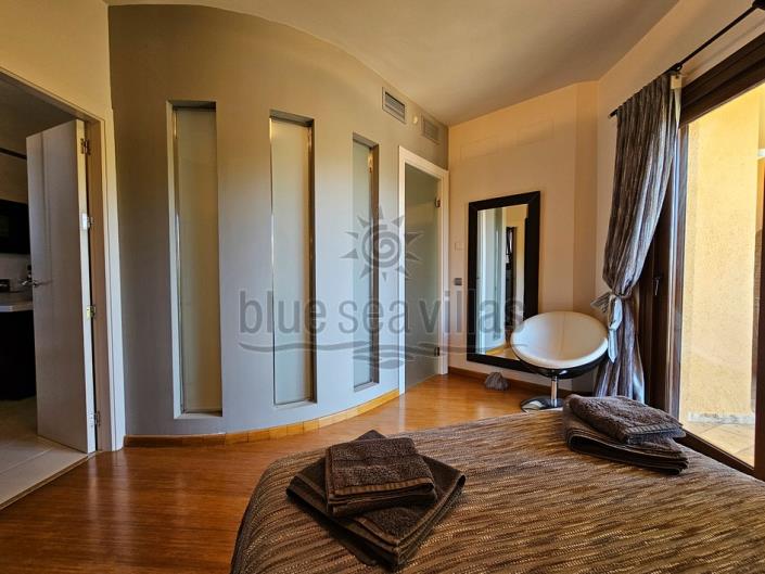 Image No.45-4 Bed Villa / Detached for sale