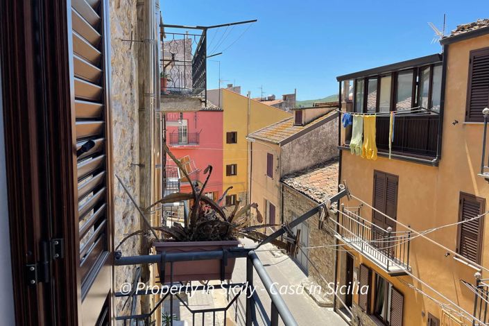 Image No.11-2 Bed House for sale