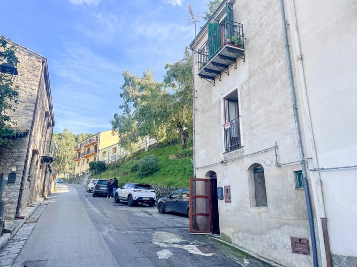 Image No.4-2 Bed House for sale