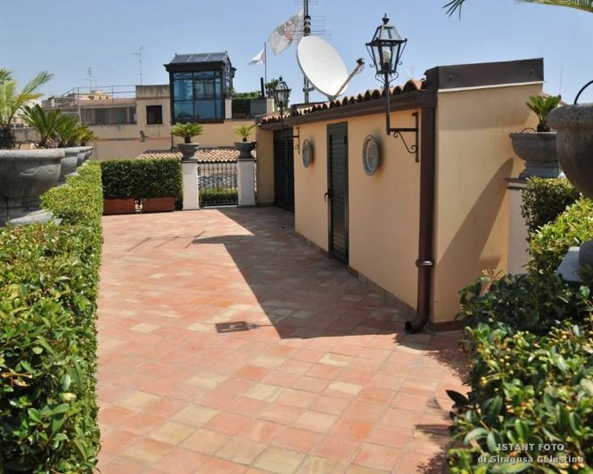 Image No.18-10 Bed Villa for sale