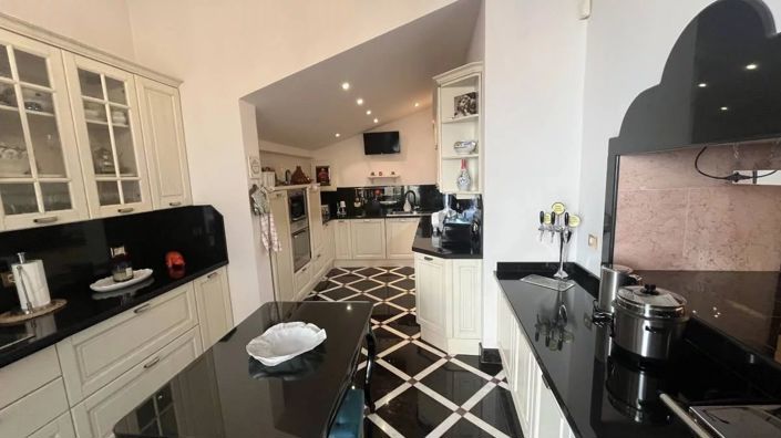 Image No.20-10 Bed Villa for sale