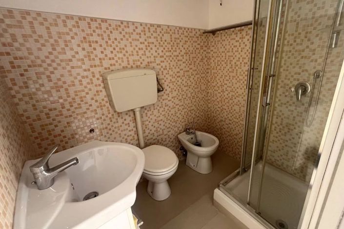 Image No.12-1 Bed House for sale