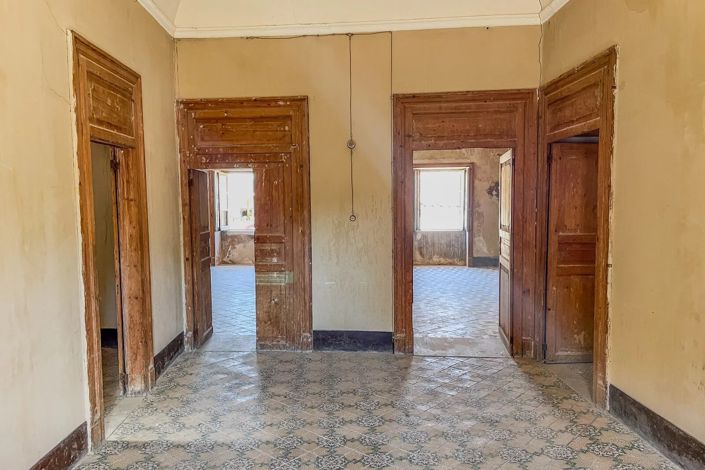 Image No.8-5 Bed House for sale