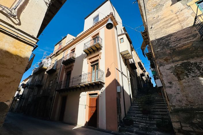 Image No.2-5 Bed Property for sale