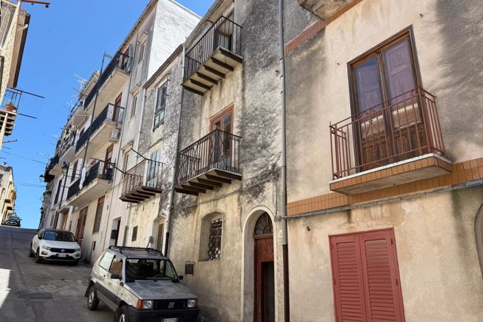 Image No.12-1 Bed House for sale