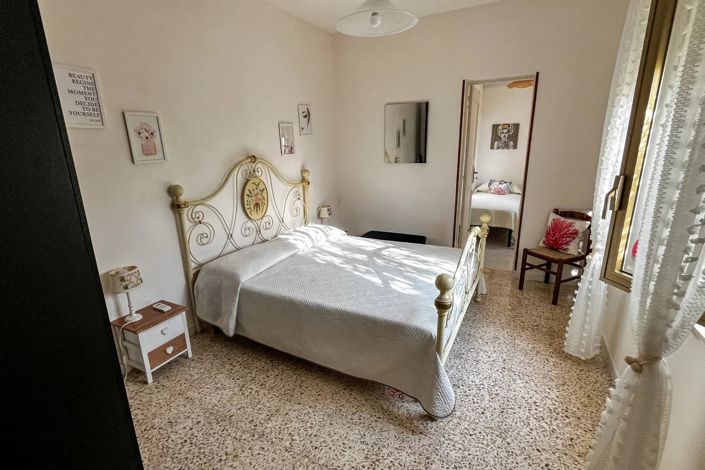 Image No.9-4 Bed House for sale