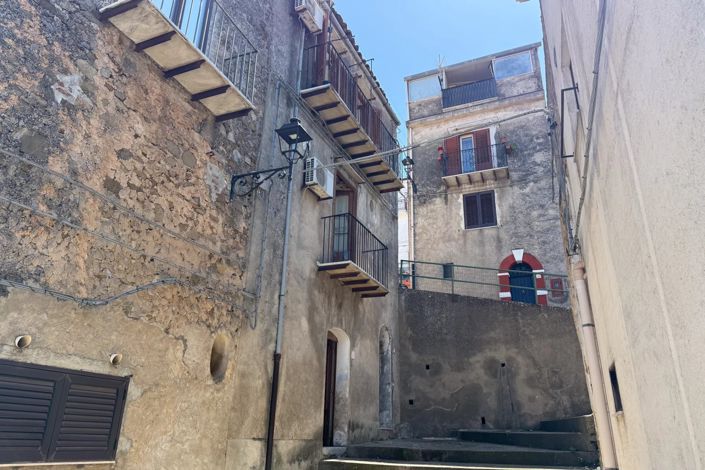 Image No.17-1 Bed House for sale