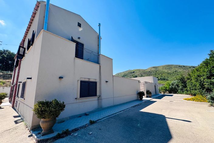 Image No.6-6 Bed House for sale