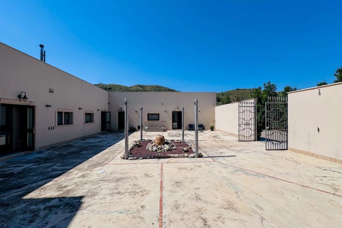 Image No.9-6 Bed House for sale