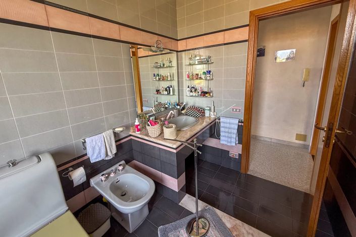 Image No.14-4 Bed House for sale