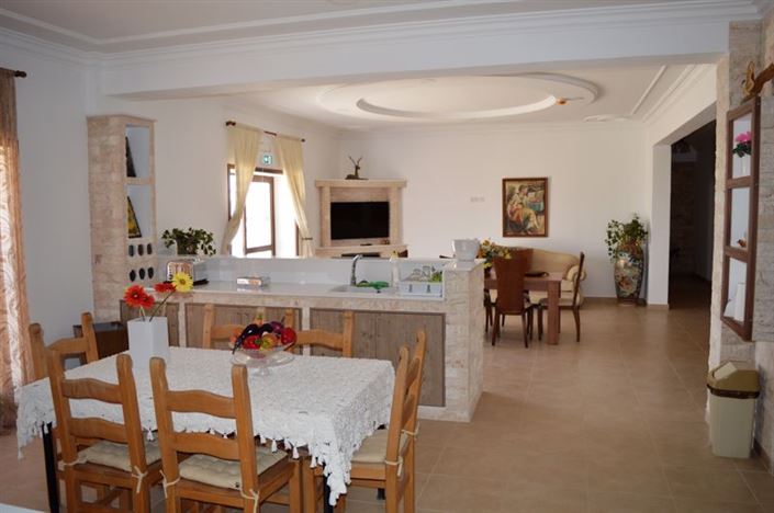 Image No.6-Commercial de 18 chambres à vendre à Deryneia