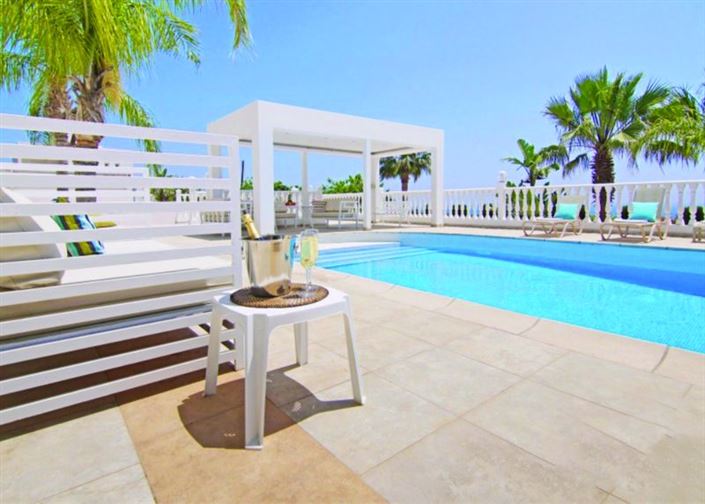 Image No.2-Villa de 6 chambres à vendre à Paralimni