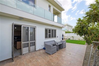 rear-garden-patio-area-2