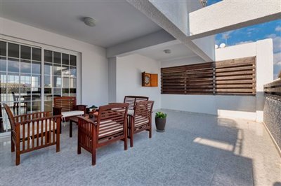 main-lounge-balcony-1