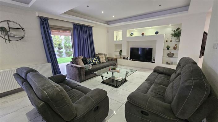 Image No.2-Villa de 5 chambres à vendre à Polemi