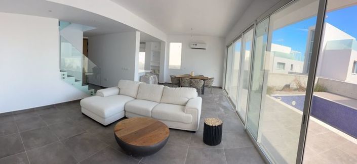 Image No.2-4 Bed Villa for sale