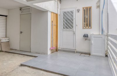 apartment-entrance-and-storage