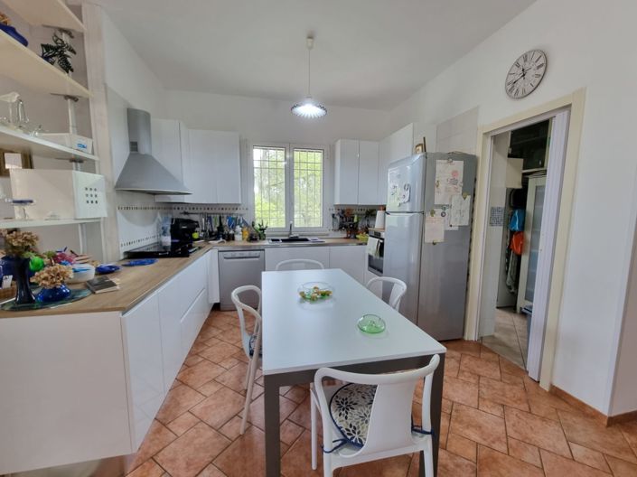 Image No.10-3 Bed House for sale