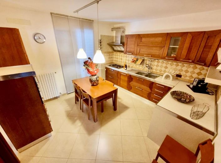 Image No.2-4 Bed House for sale