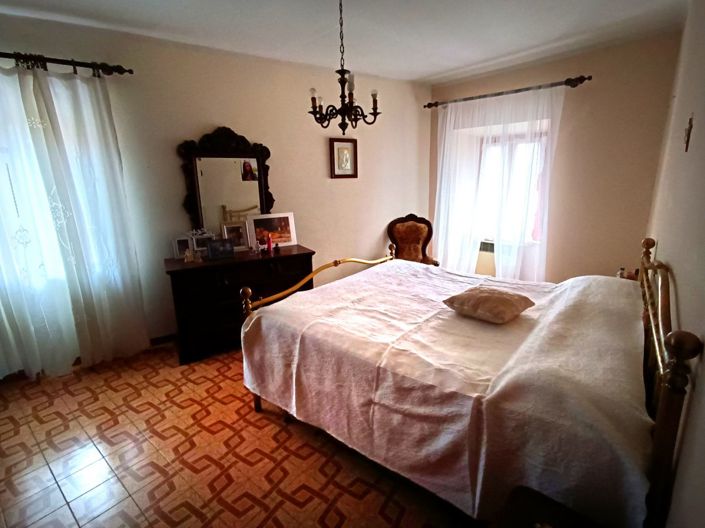 Image No.15-5 Bed House for sale