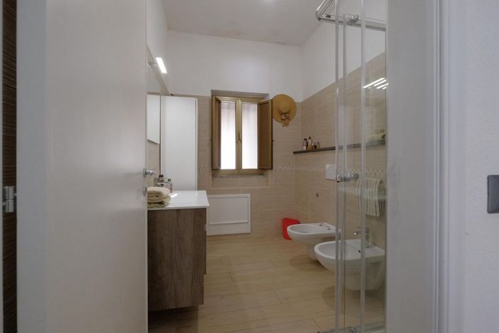 Image No.28-5 Bed House for sale