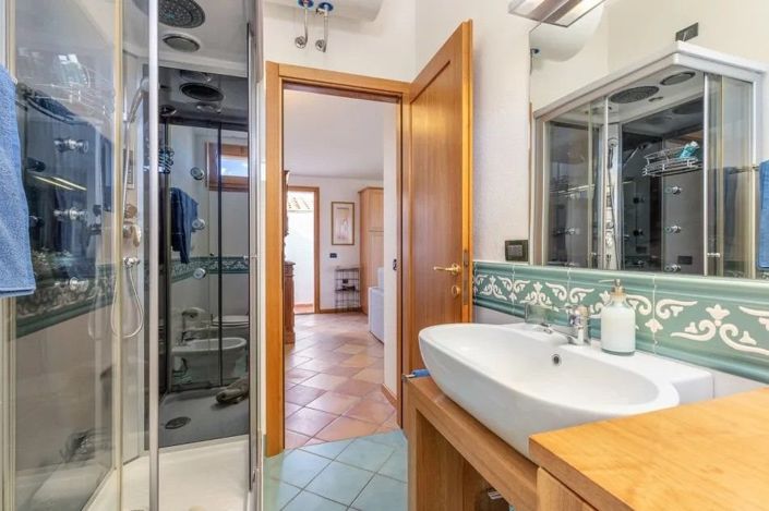 Image No.18-10 Bed House for sale