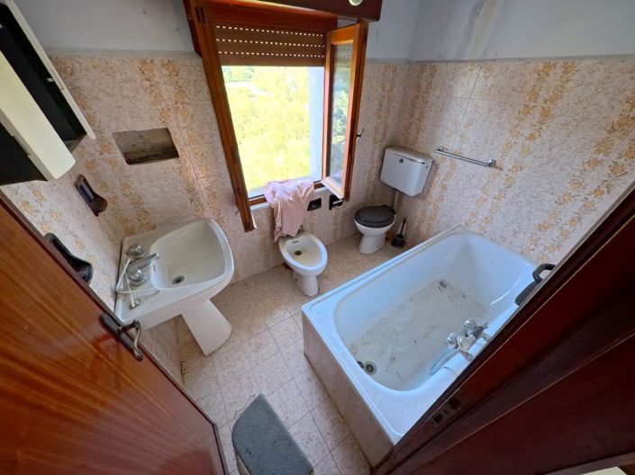 Image No.19-4 Bed Country House for sale