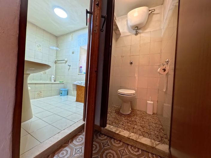 Image No.17-5 Bed House for sale