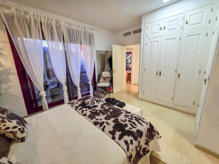 Image No.38-3 Bed Property for sale