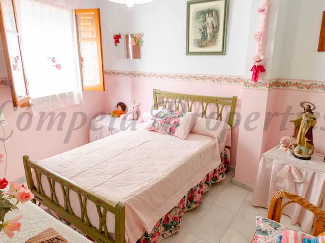 Image No.17-4 Bed Townhouse for sale