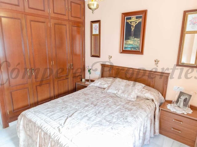 Image No.21-4 Bed Townhouse for sale