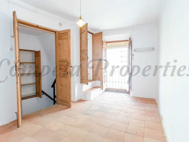 Image No.12-6 Bed Townhouse for sale