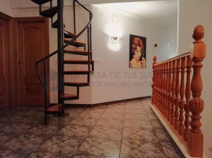 Image No.21-6 Bed Townhouse for sale