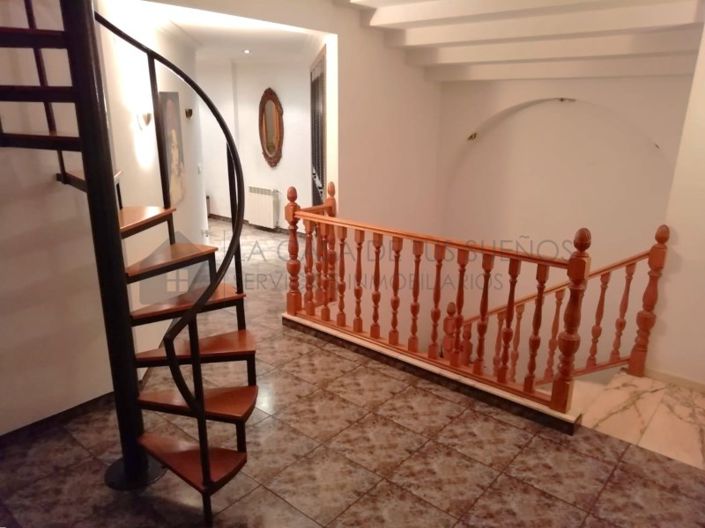 Image No.22-6 Bed Townhouse for sale