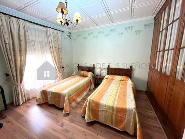 Image No.26-5 Bed Townhouse for sale